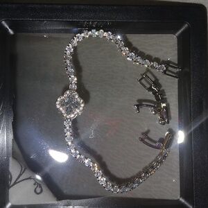 Clover bracelet with rhinestones